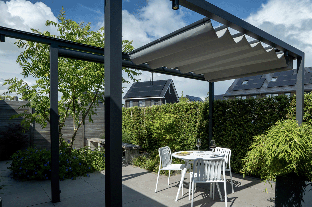 Pergola met zonnescherm luxxout